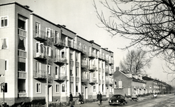 58053 Gezicht in de Joseph Haydnlaan te Utrecht met het flatgebouw met de woningen 42-hoger; rechts van het midden ...